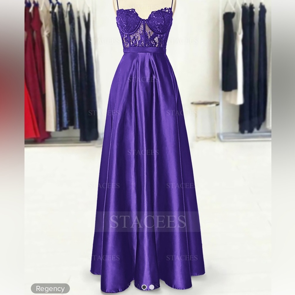 🧁Ladies formal floor length gown in regency purple.